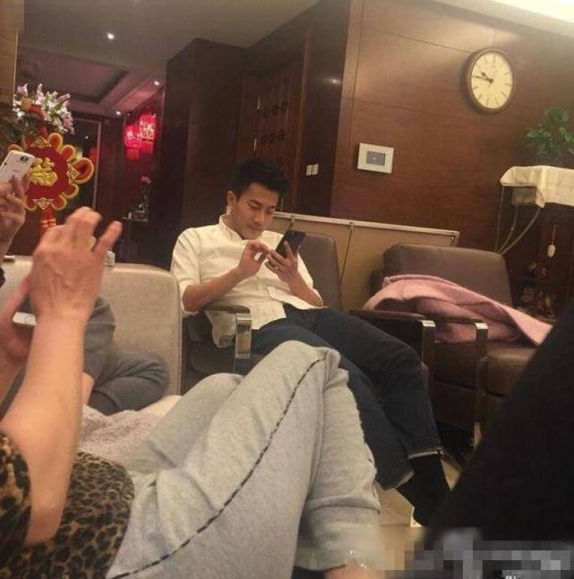 Khoe nhà do con gái mua, bố Dương Mịch 'tiện tay' khoe luôn con rể Lưu Khải Uy