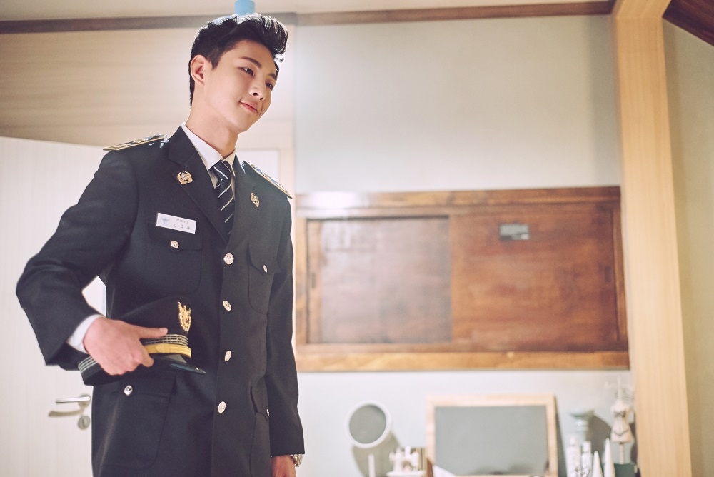 Ji Soo tìm đến cảnh sát thật học hỏi để hóa thân thành In Guk Doo trong 'Strong Woman Do Bong Soon'