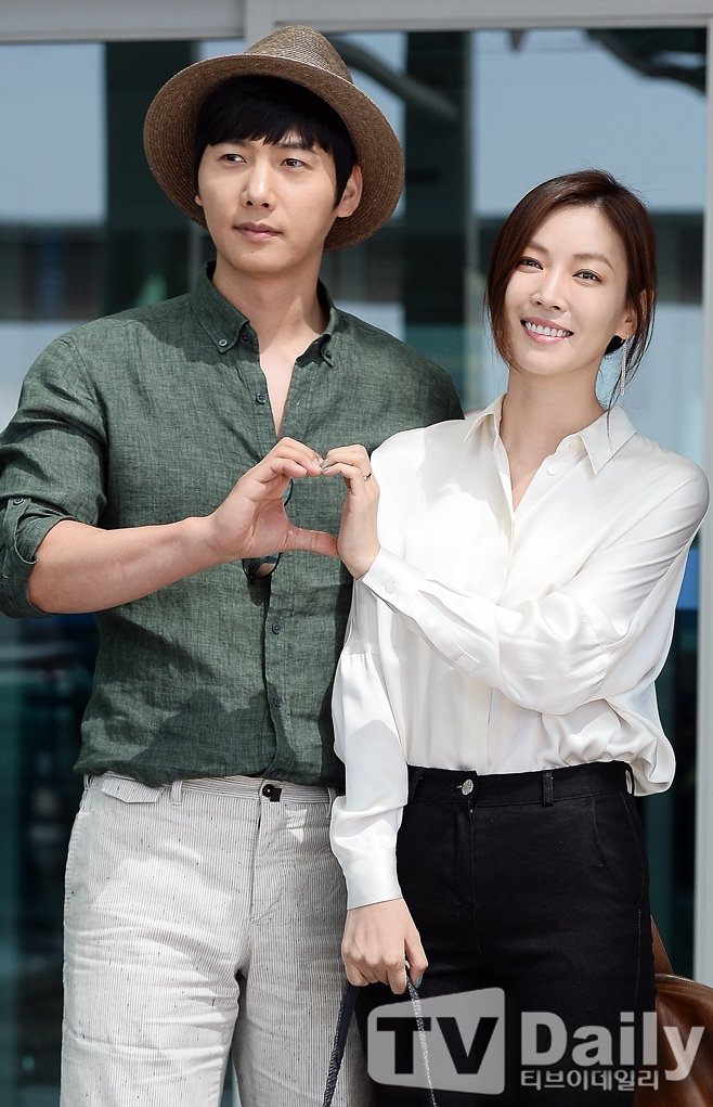 Lee Sang Woo - Kim So Yeon ngọt ngào tay trong tay lên đường đi chụp hình cưới