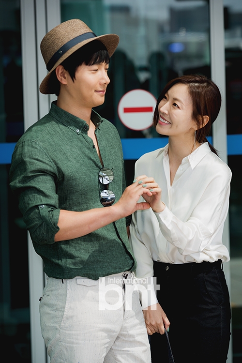 Lee Sang Woo - Kim So Yeon ngọt ngào tay trong tay lên đường đi chụp hình cưới