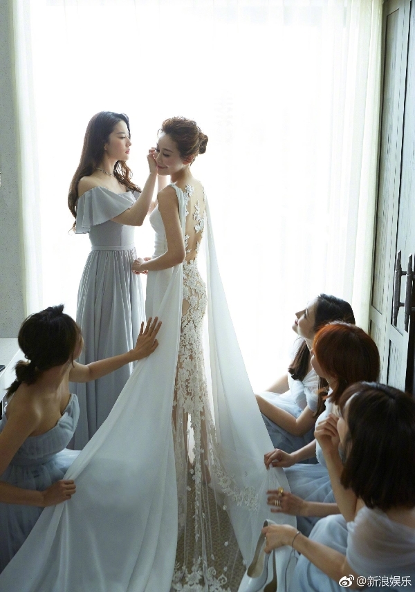 Ngắm loạt ảnh xinh ngất ngây của 'phù dâu đẹp nhất Cbiz' Lưu Diệc Phi