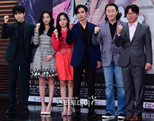 Yoo Seung Ho và Kim So Hyun hết lời khen ngợi nhau trong họp báo phim mới