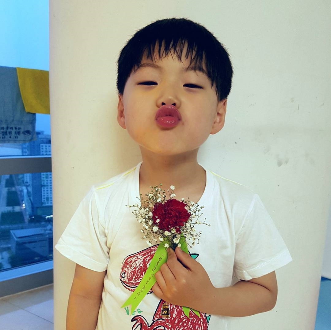 Bộ ba Dae Han - Min Guk - Man Se tặng quà bất ngờ cho bố Song Il Gook nhân ngày của cha mẹ