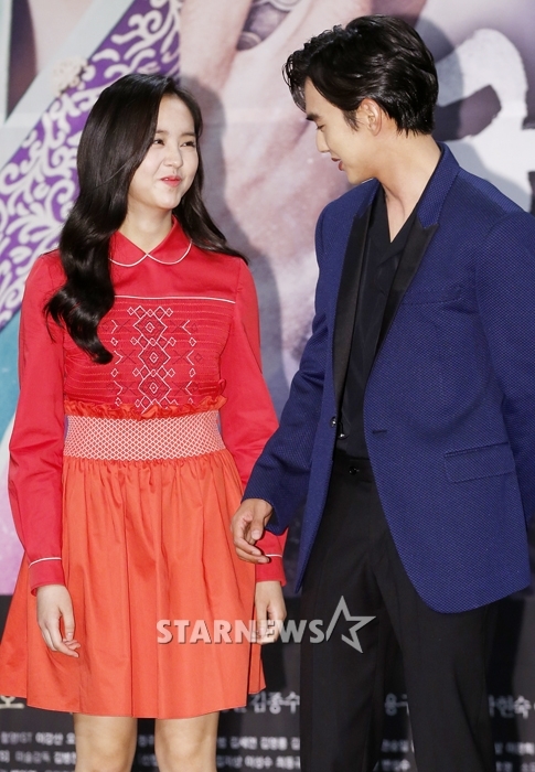 Yoo Seung Ho và Kim So Hyun hết lời khen ngợi nhau trong họp báo phim mới