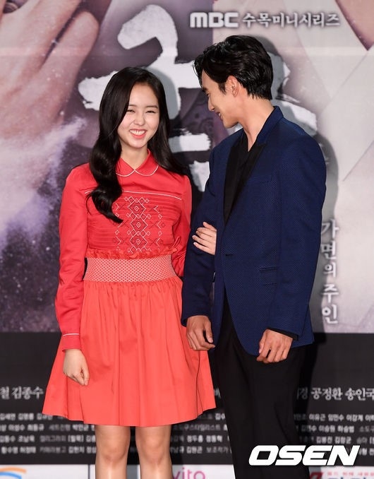 Yoo Seung Ho và Kim So Hyun hết lời khen ngợi nhau trong họp báo phim mới