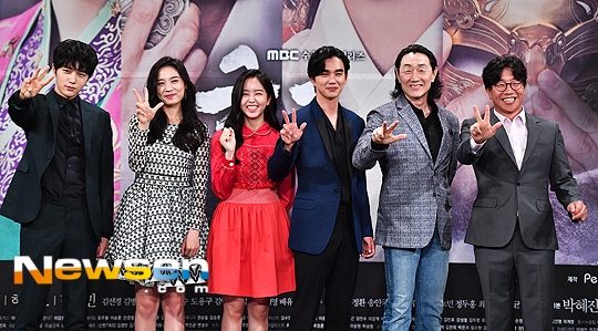 Yoo Seung Ho và Kim So Hyun hết lời khen ngợi nhau trong họp báo phim mới