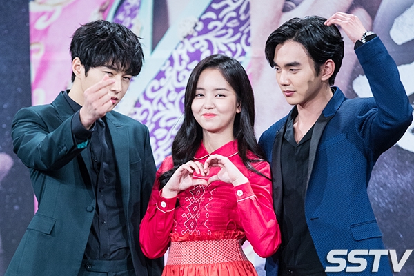 Yoo Seung Ho và Kim So Hyun hết lời khen ngợi nhau trong họp báo phim mới