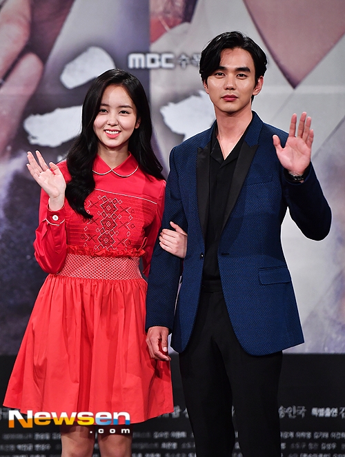 Yoo Seung Ho và Kim So Hyun hết lời khen ngợi nhau trong họp báo phim mới