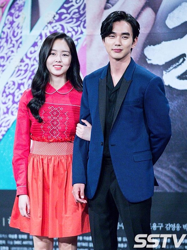 Yoo Seung Ho và Kim So Hyun hết lời khen ngợi nhau trong họp báo phim mới