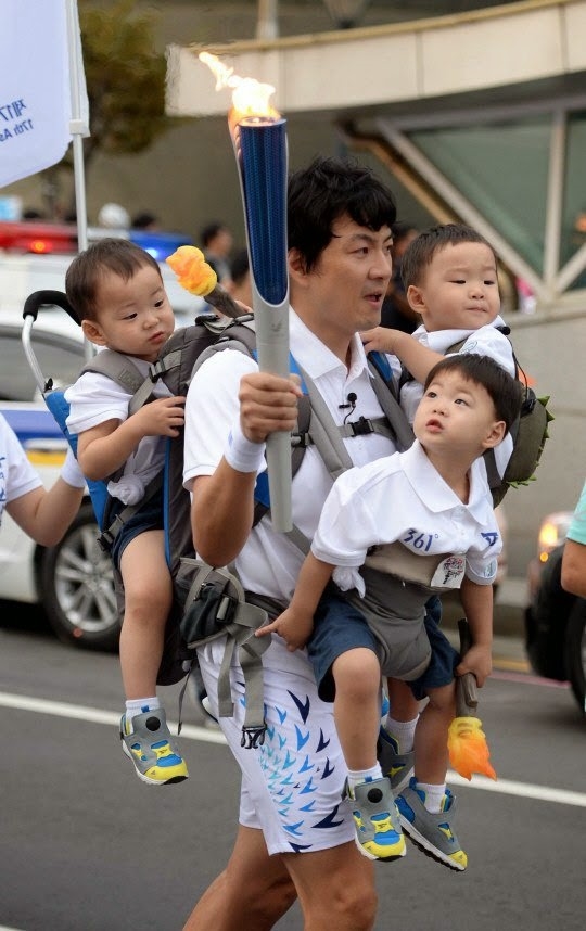 Bộ ba Dae Han - Min Guk - Man Se tặng quà bất ngờ cho bố Song Il Gook nhân ngày của cha mẹ