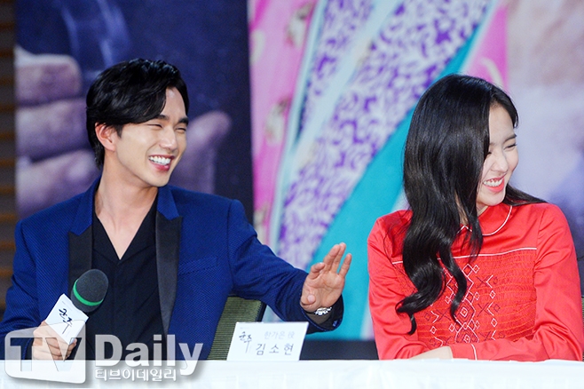 Yoo Seung Ho và Kim So Hyun hết lời khen ngợi nhau trong họp báo phim mới