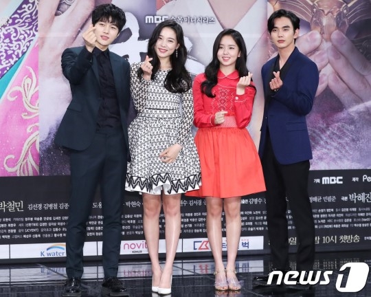 Yoo Seung Ho và Kim So Hyun hết lời khen ngợi nhau trong họp báo phim mới