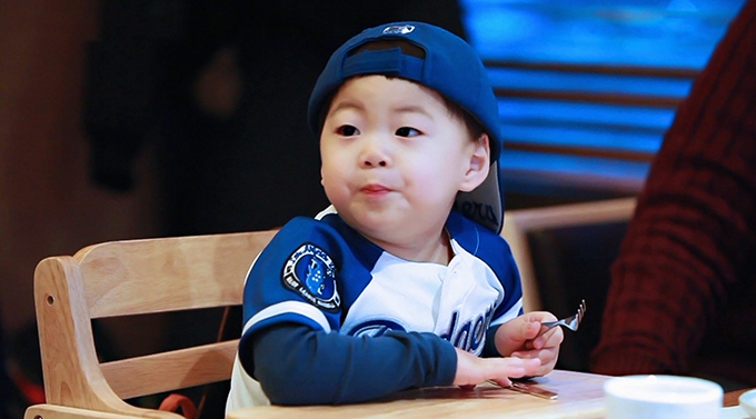 Bộ ba Dae Han - Min Guk - Man Se tặng quà bất ngờ cho bố Song Il Gook nhân ngày của cha mẹ
