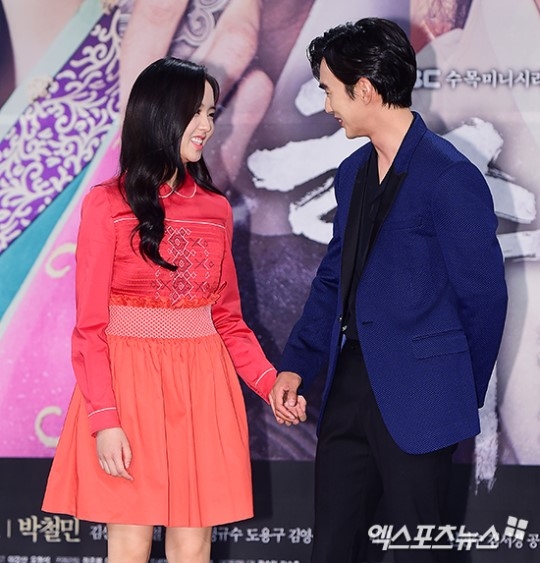 Yoo Seung Ho và Kim So Hyun hết lời khen ngợi nhau trong họp báo phim mới