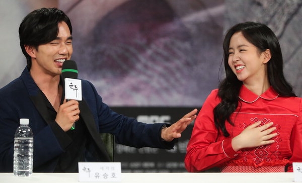 Yoo Seung Ho và Kim So Hyun hết lời khen ngợi nhau trong họp báo phim mới