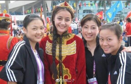 Fan dậy sóng vì ảnh 'thời nổi loạn' chưa từng hé lộ của Địch Lệ Nhiệt Ba