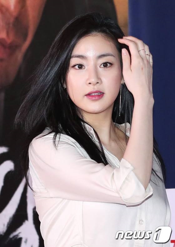'Bạn gái Hyun Bin' Kang So Ra khoe chân dài thẳng tắp, đẹp lấn át dàn sao nữ