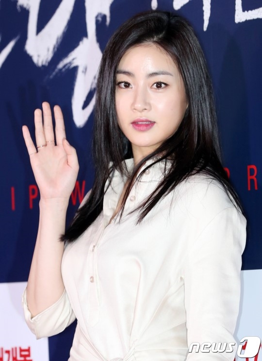 'Bạn gái Hyun Bin' Kang So Ra khoe chân dài thẳng tắp, đẹp lấn át dàn sao nữ