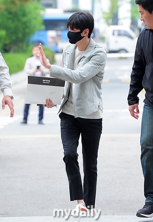 Lee Min Ho chính thức bắt đầu thời gian phục vụ quân sự vào sáng nay