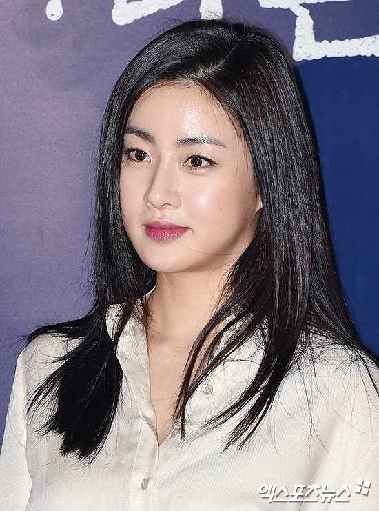 'Bạn gái Hyun Bin' Kang So Ra khoe chân dài thẳng tắp, đẹp lấn át dàn sao nữ