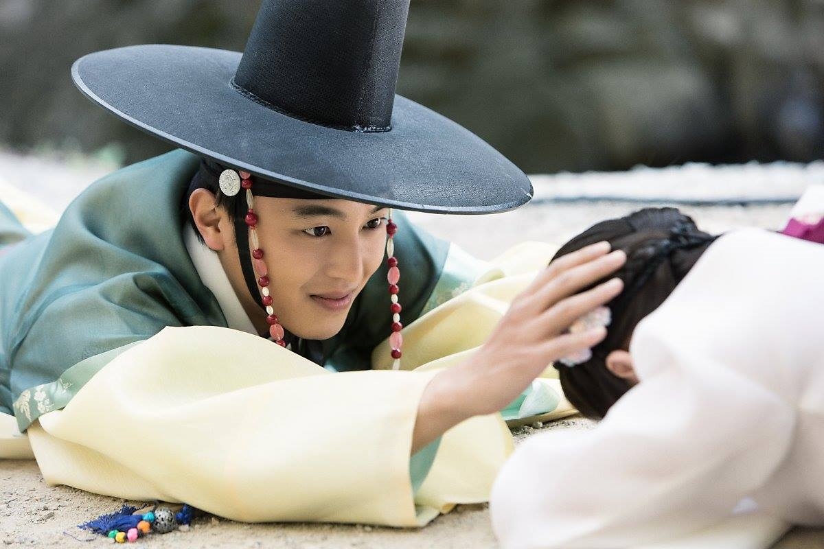 Park Min Young đẹp nao lòng khi khoác lên mình bộ Hanbok trong “Seven Day Queen”