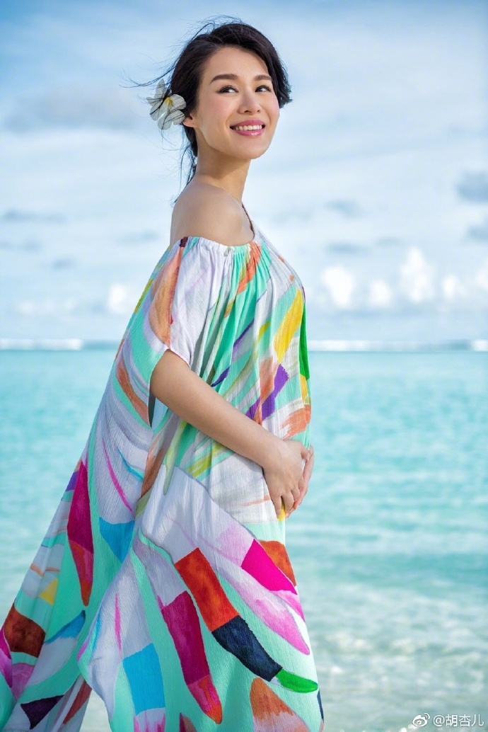 Cựu hoa đán TVB Hồ Hạnh Nhi hạnh phúc khoe bụng bầu nhân Ngày của mẹ