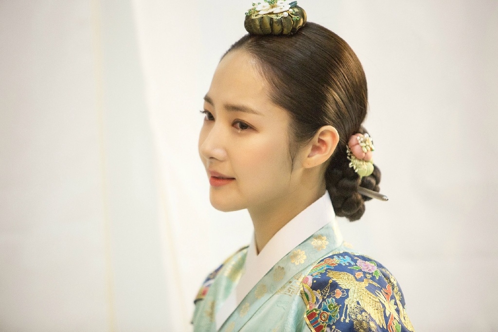 Park Min Young đẹp nao lòng khi khoác lên mình bộ Hanbok trong “Seven Day Queen”