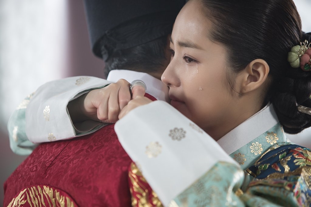 Park Min Young đẹp nao lòng khi khoác lên mình bộ Hanbok trong “Seven Day Queen”