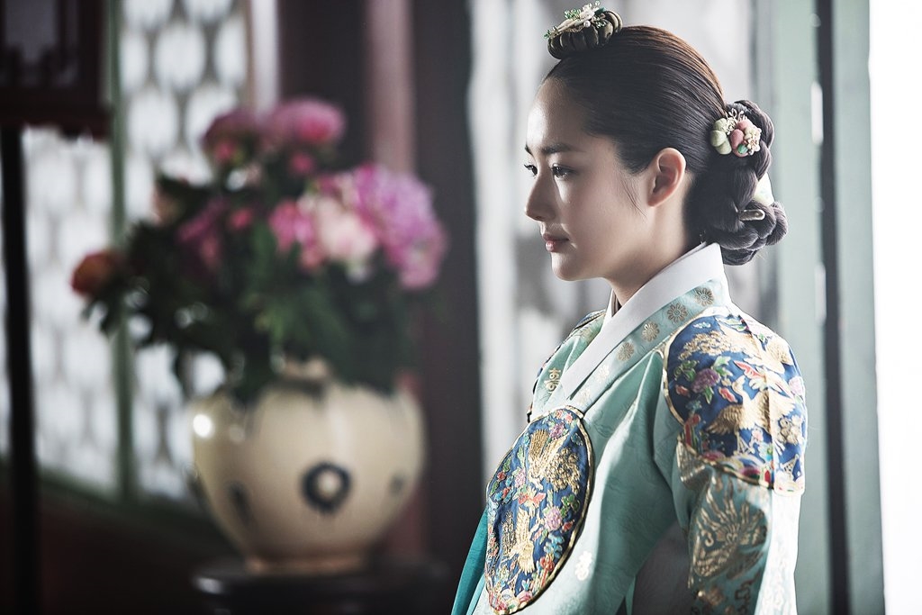 Park Min Young đẹp nao lòng khi khoác lên mình bộ Hanbok trong “Seven Day Queen”