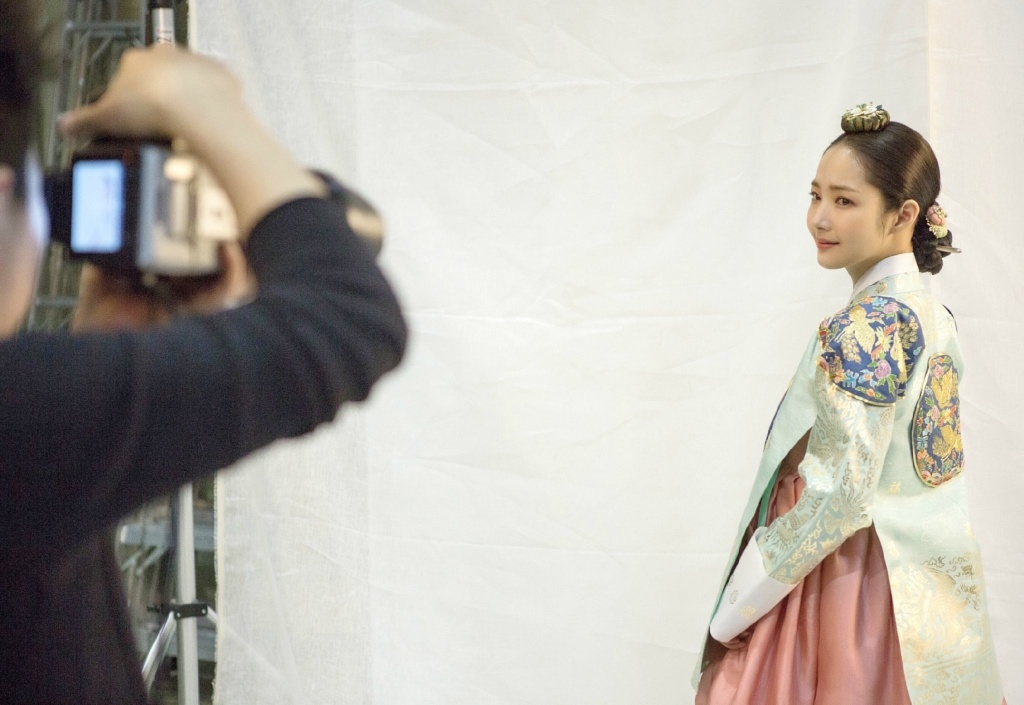 Park Min Young đẹp nao lòng khi khoác lên mình bộ Hanbok trong “Seven Day Queen”