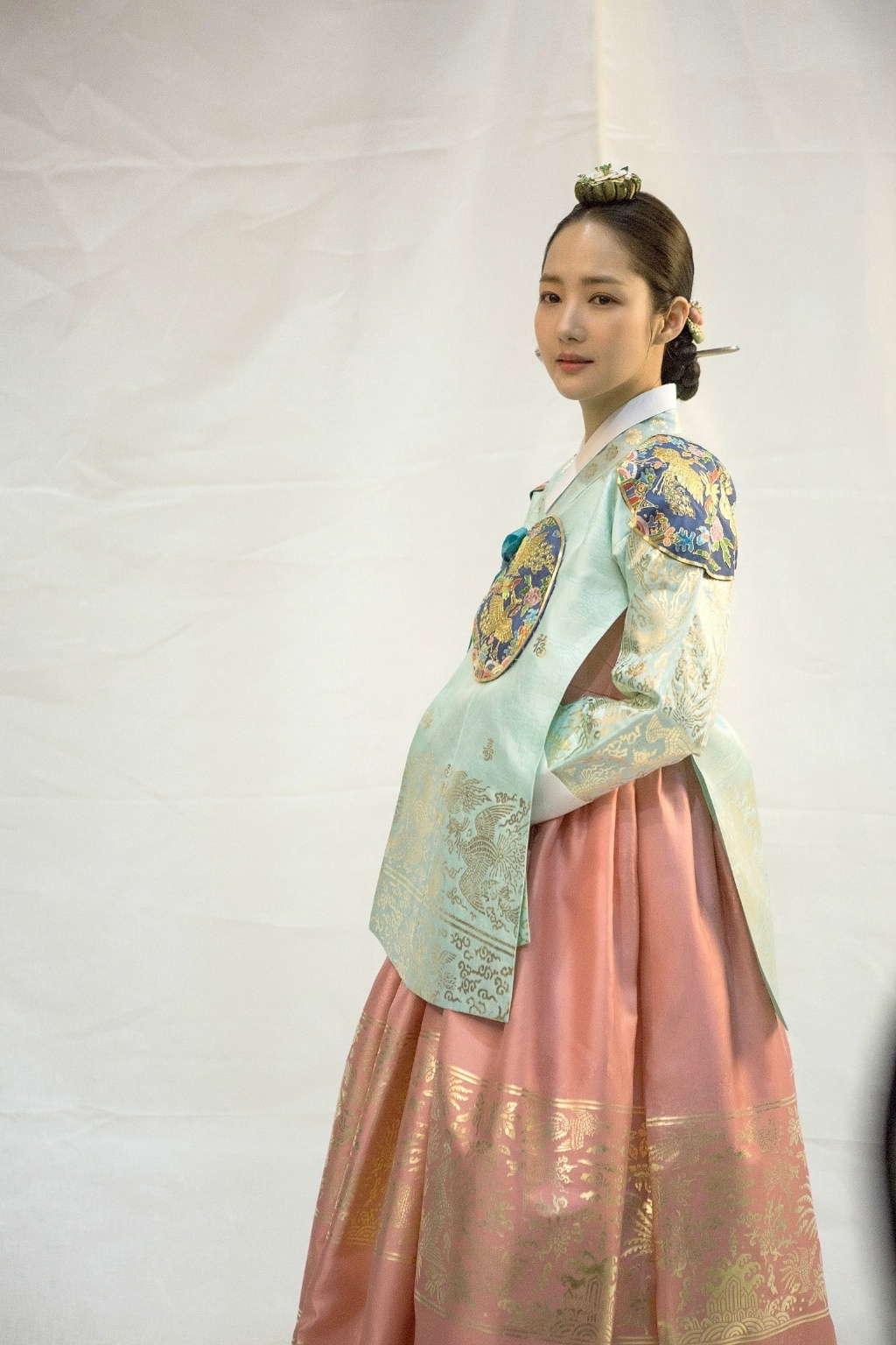 Park Min Young đẹp nao lòng khi khoác lên mình bộ Hanbok trong “Seven Day Queen”