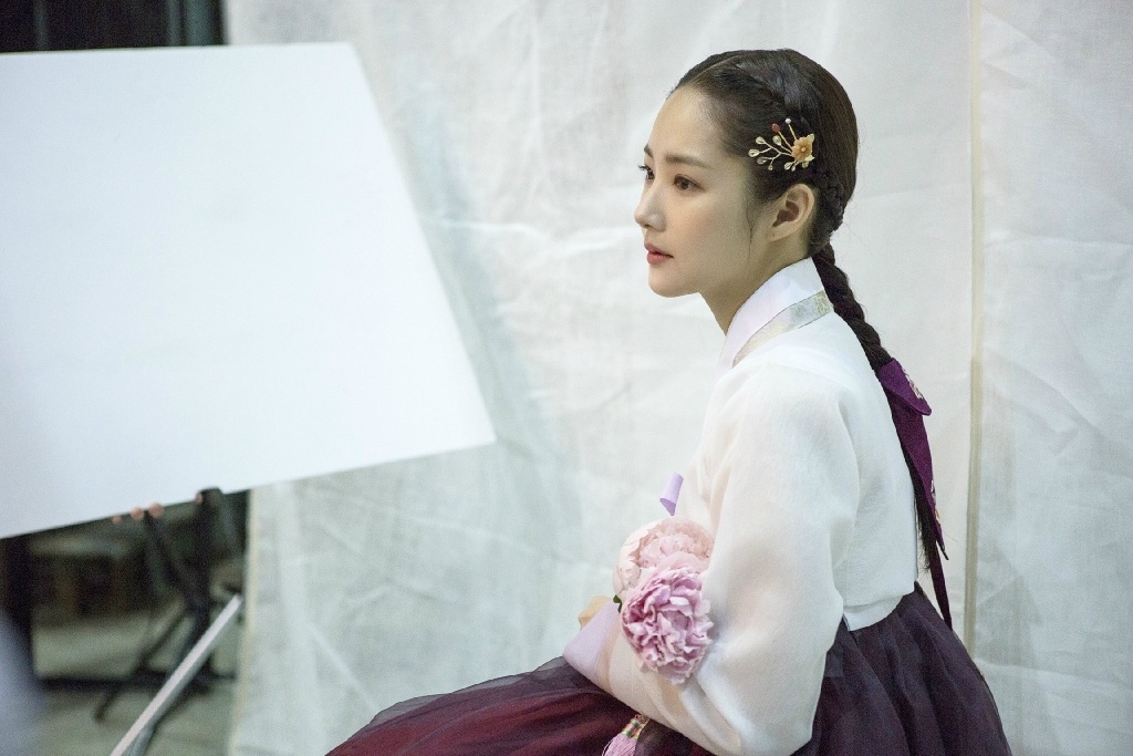 Park Min Young đẹp nao lòng khi khoác lên mình bộ Hanbok trong “Seven Day Queen”