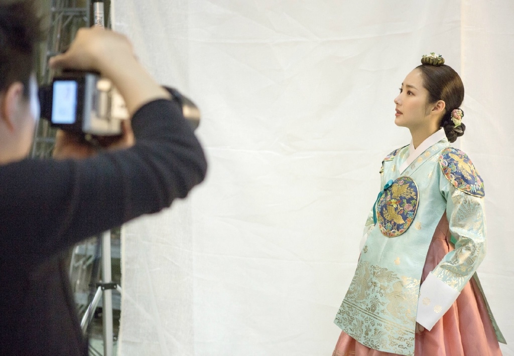 Park Min Young đẹp nao lòng khi khoác lên mình bộ Hanbok trong “Seven Day Queen”