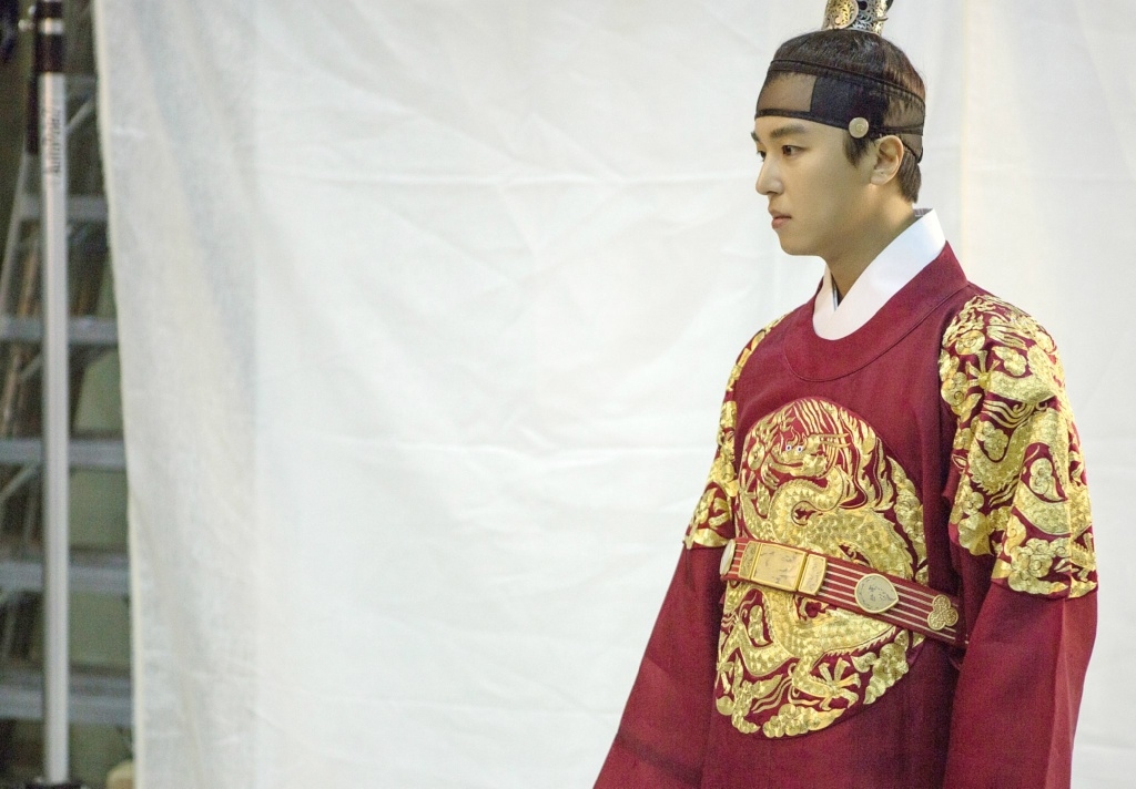 Park Min Young đẹp nao lòng khi khoác lên mình bộ Hanbok trong “Seven Day Queen”