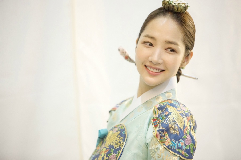 Park Min Young đẹp nao lòng khi khoác lên mình bộ Hanbok trong “Seven Day Queen”