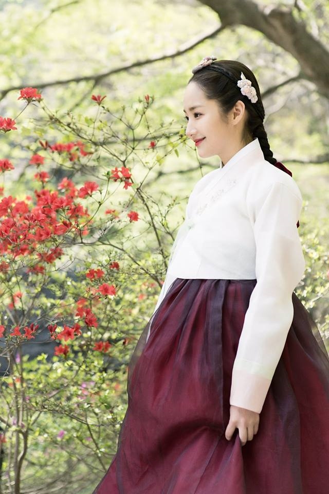 Park Min Young đẹp nao lòng khi khoác lên mình bộ Hanbok trong “Seven Day Queen”