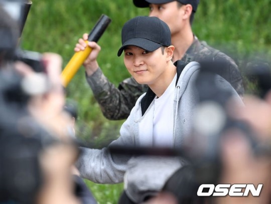 Joo Won tươi cười vẫy chào khán giả lên đường đi thực hiện nghĩa vụ quân sự