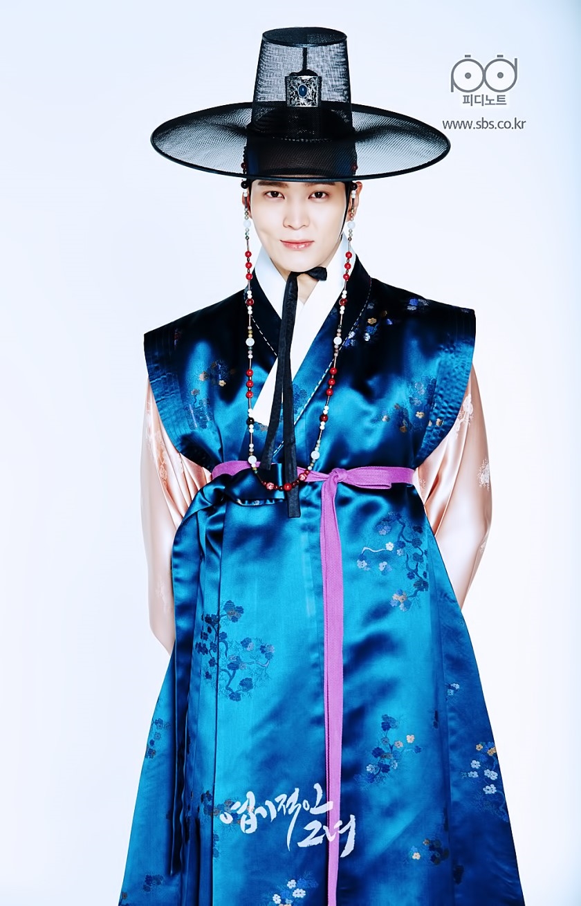 Joo Won tươi cười vẫy chào khán giả lên đường đi thực hiện nghĩa vụ quân sự