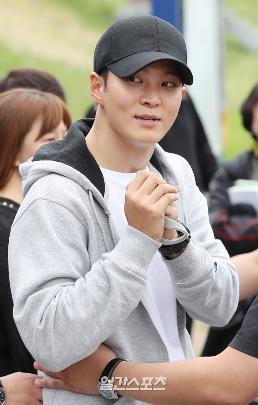 Joo Won tươi cười vẫy chào khán giả lên đường đi thực hiện nghĩa vụ quân sự