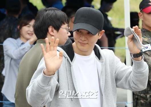 Joo Won tươi cười vẫy chào khán giả lên đường đi thực hiện nghĩa vụ quân sự