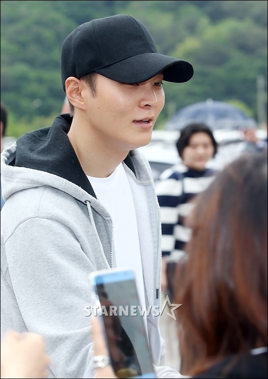 Joo Won tươi cười vẫy chào khán giả lên đường đi thực hiện nghĩa vụ quân sự