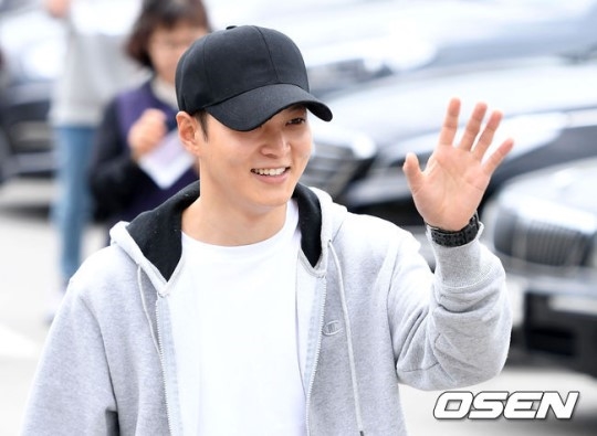Joo Won tươi cười vẫy chào khán giả lên đường đi thực hiện nghĩa vụ quân sự