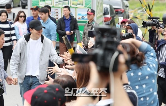 Joo Won tươi cười vẫy chào khán giả lên đường đi thực hiện nghĩa vụ quân sự