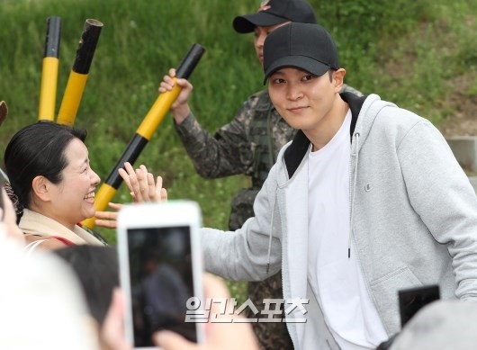 Joo Won tươi cười vẫy chào khán giả lên đường đi thực hiện nghĩa vụ quân sự