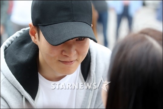 Joo Won tươi cười vẫy chào khán giả lên đường đi thực hiện nghĩa vụ quân sự