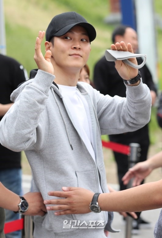 Joo Won tươi cười vẫy chào khán giả lên đường đi thực hiện nghĩa vụ quân sự