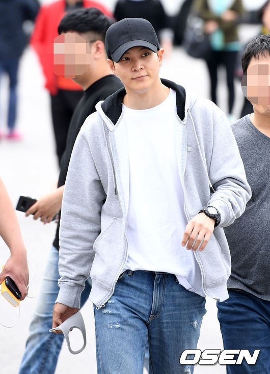 Joo Won tươi cười vẫy chào khán giả lên đường đi thực hiện nghĩa vụ quân sự