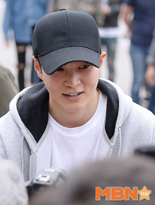 Joo Won tươi cười vẫy chào khán giả lên đường đi thực hiện nghĩa vụ quân sự