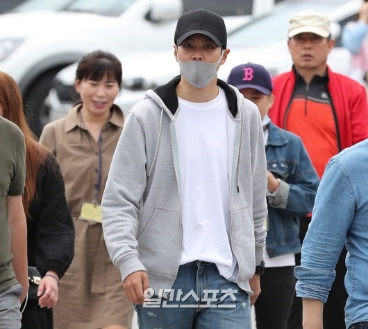 Joo Won tươi cười vẫy chào khán giả lên đường đi thực hiện nghĩa vụ quân sự