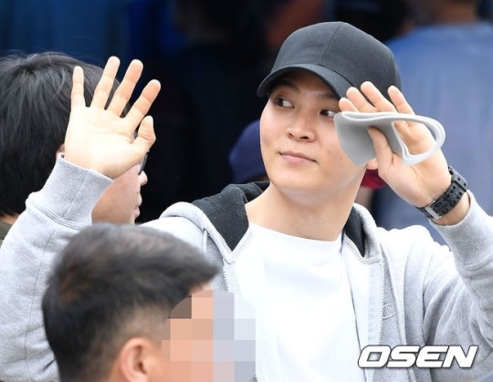 Joo Won tươi cười vẫy chào khán giả lên đường đi thực hiện nghĩa vụ quân sự